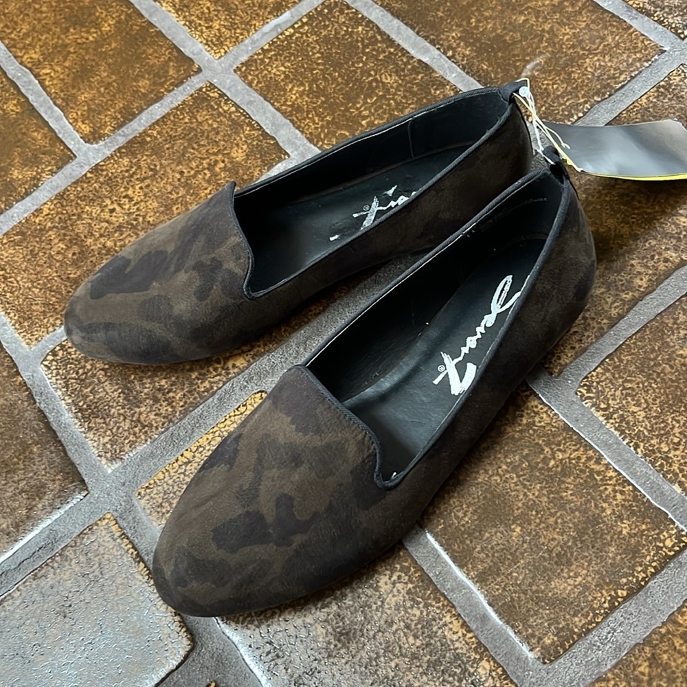 NWT Seven7 Dark Olive Green Camo Print Smoking Slipper Flats - Picture 3 of 8
